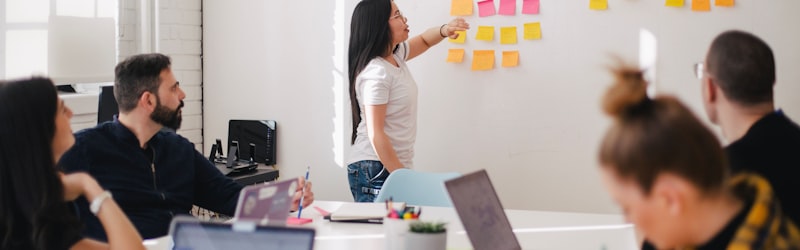 U8国际集团总部大楼外观及团队合影 - 展示企业实力与团队风采